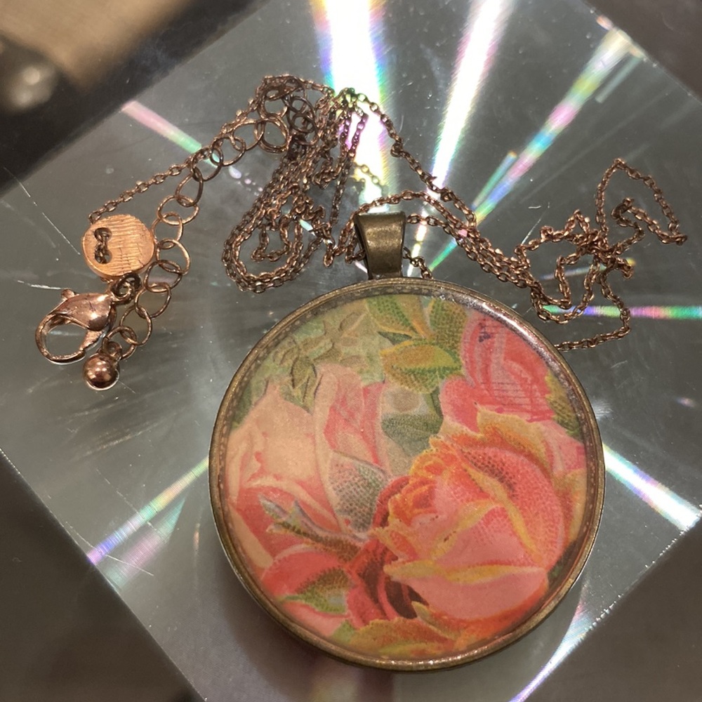 Two OLD WORLDLY Rose Jewellery Pieces includes SILK BAG - Picture 3 of 5